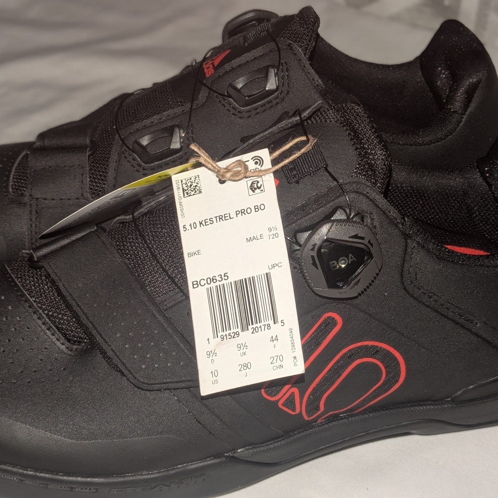 Adidas Black Cycling Shoes with Red Highlights - Picture 6 of 7